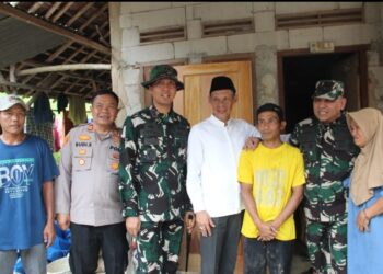 Momen Haru Jenderal, Dandim, dan Wabup Bogor Serahkan Rumah Layak Huni TMMD ke 128