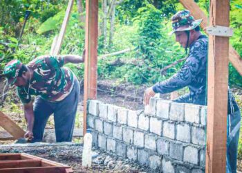 Mama Dabida Dowansiba Gembira: TMMD Ke-128 Kodim 1801 Manokwari Pasang Dinding Rumah