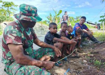 Keakraban Anak-Anak Bersama Anggota Satgas TMMD Ke-128 Kodim 1801 Manokwari