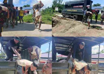 Semangat Kebersamaan, Warga Bantu Angkat Semen di Lokasi TMMD Ke-128 Kodim 1801/Manokwari