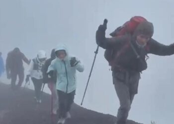 Bhayangkari Mantan Penakluk Elbrus Rusia, Ajak Putrinya, Atlet Ice Skating Indonesia, Taklukkan Gunung Agung !