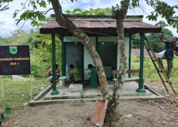 Satgas TMMD ke 128 Kodim 1801/Manokwari Berikan Pengecatan Akhir untuk MCK yang Lebih Indah