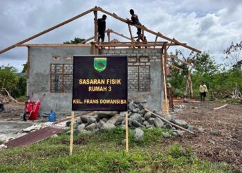 Proges RTLH TMMD ke 128 Kodim 1801/Manokwari Kian Melesat, Satgas dan Warga Pasang Kuda kuda Atap