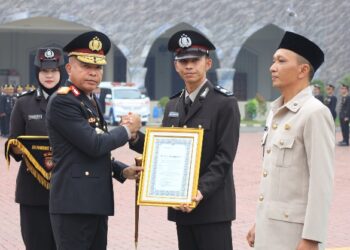 Dua Personel Polda Banten Terima Penghargaan atas Loyalitas dan Pengabdian