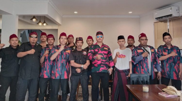 Ketua Ormas BHALADIKA KARYA SOKSI DKI JAKARTA berserta Pengurus Bersilaturahmi Ke tempat Kediaman Bapak AHMAD BAHAR di Depok.