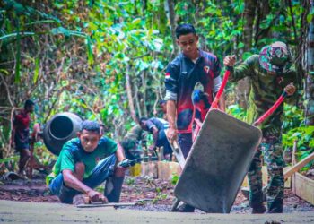 Pasi Ops Kodim 1801 Manokwari Turun Langsung Cor Jalan TMMD Ke-128 di Kampung Tanah Rubuh