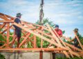 Satgas TMMD Ke-128 Kodim 1801 Manokwari Pasang Rangka Atap Rumah Warga Kampung Tanah Rubuh