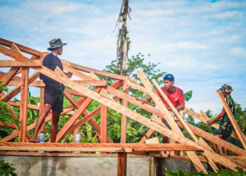Satgas TMMD Ke-128 Kodim 1801 Manokwari Pasang Rangka Atap Rumah Warga Kampung Tanah Rubuh