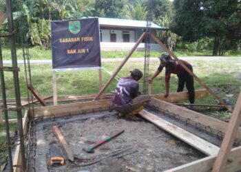 Bangun Bak Air Bersih TMMD Ke-128 Kodim 1801 Manokwari: Tahap Pemasangan Rangka Besi