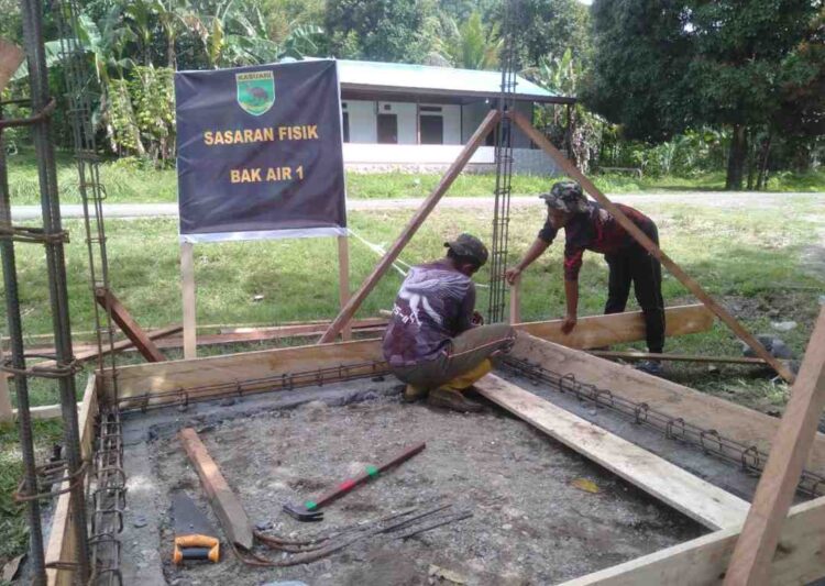 Bangun Bak Air Bersih TMMD Ke-128 Kodim 1801 Manokwari: Tahap Pemasangan Rangka Besi