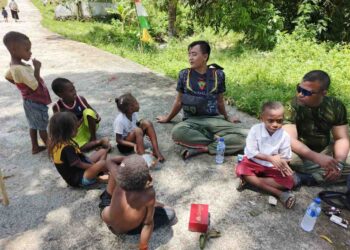 Pererat Kemanunggalan Rakyat, Bangun Kedekatan Bersama Anak-Anak TMMD Ke-128 Kodim 1801 Manokwari