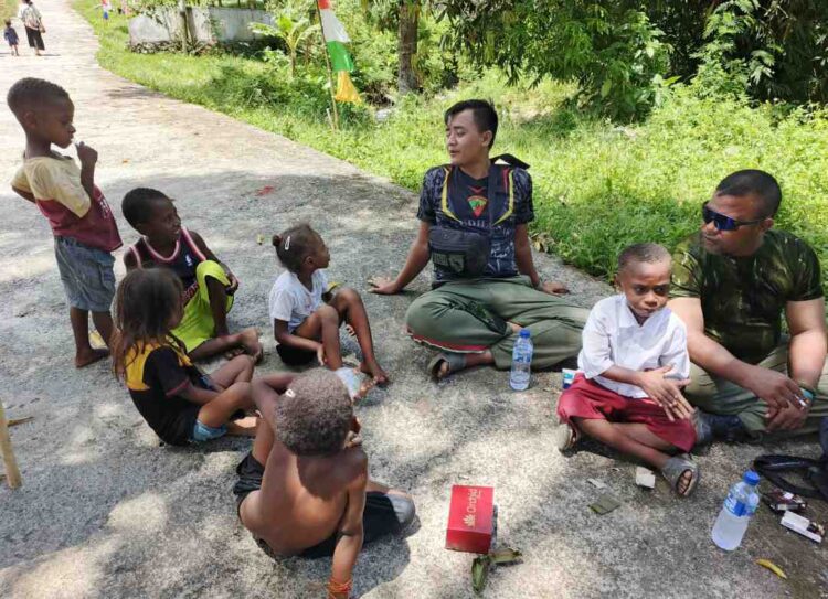 Pererat Kemanunggalan Rakyat, Bangun Kedekatan Bersama Anak-Anak TMMD Ke-128 Kodim 1801 Manokwari