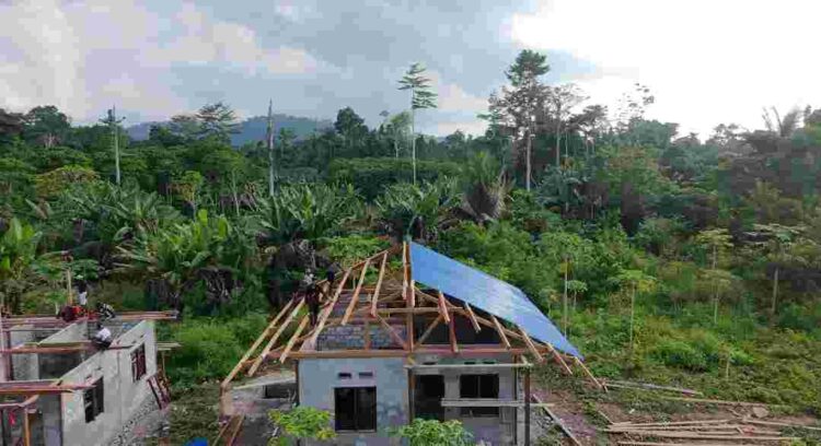 TNI Percepat Pembangunan Rumah Warga melalui Program TMMD Ke-128 di Kampung Tanah Rubuh