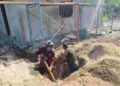TNI Laksanakan Penggalian Septictank Rumah Warga dalam Program TMMD Ke-128 Kodim 1801 Manokwari