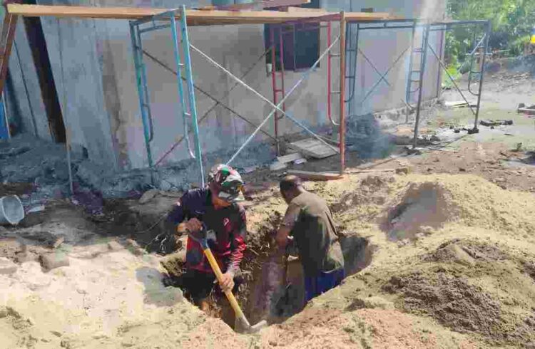 TNI Laksanakan Penggalian Septictank Rumah Warga dalam Program TMMD Ke-128 Kodim 1801 Manokwari