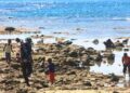 Menangkap Ikan, Satgas TMMD Ke-128 Kodim 1801 Manokwari Bersama Anak-Anak Kampung Tanah Rubuh