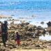 Menangkap Ikan, Satgas TMMD Ke-128 Kodim 1801 Manokwari Bersama Anak-Anak Kampung Tanah Rubuh