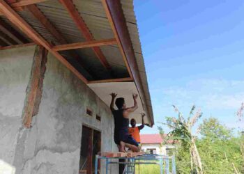 Kerjakan Plafon RTLH, Satgas TMMD Ke-128 Kodim 1801 Manokwari Tingkatkan Kualitas Rumah Warga