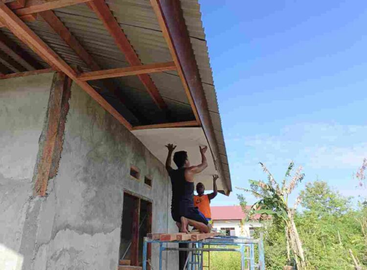Kerjakan Plafon RTLH, Satgas TMMD Ke-128 Kodim 1801 Manokwari Tingkatkan Kualitas Rumah Warga