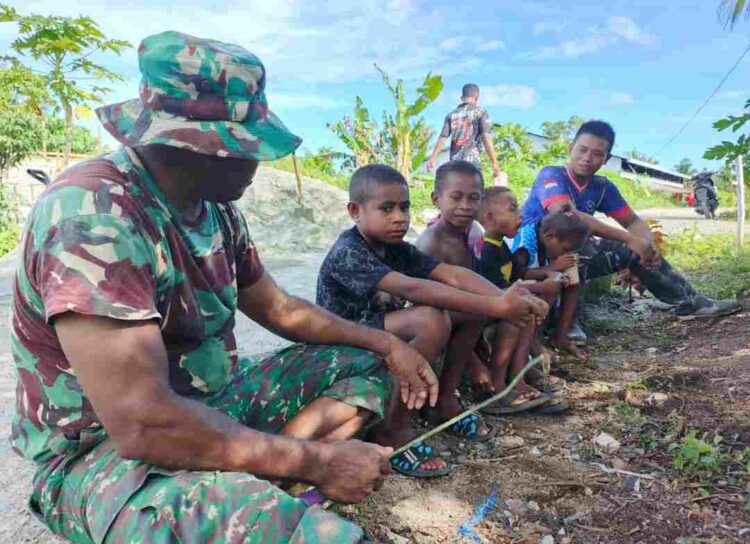 Keakraban Anak-Anak Bersama Anggota Satgas TMMD Ke-128 Kodim 1801 Manokwari