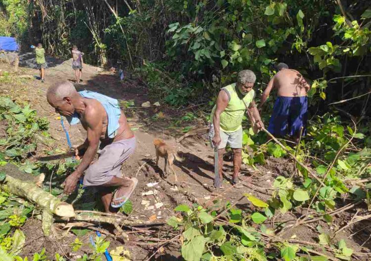 Bersama Warga, Satgas TMMD Ke-128 Kodim 1801/Manokwari Bersihkan Lahan 2 Hektare Tanam Kakao