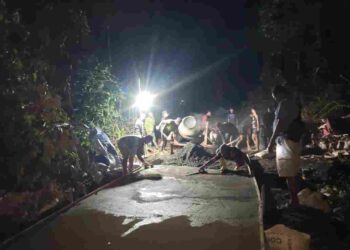 Penuh Semangat, Satgas TMMD Ke-128 Kodim 1801/Manokwari Lanjut Pengecoran Jalan Hingga Malam Hari