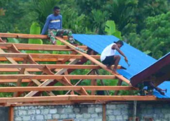 Atap Rumah Debida Dowansiba Mulai Dikerjakan Satgas TMMD Ke-128 Kodim 1801/Manokwari