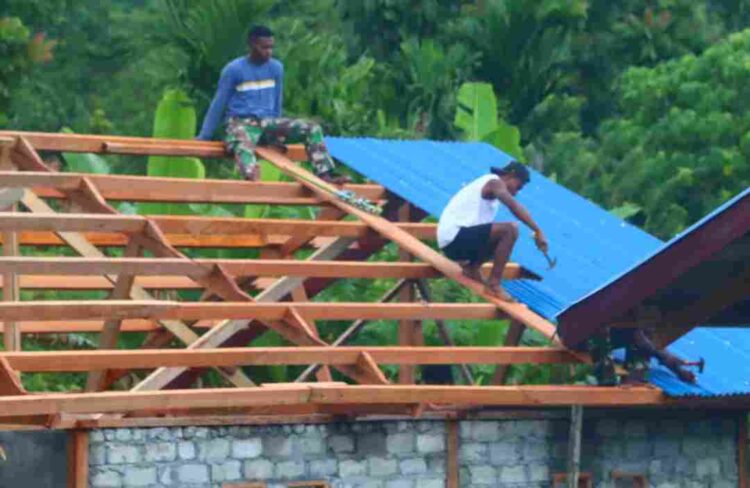 Atap Rumah Debida Dowansiba Mulai Dikerjakan Satgas TMMD Ke-128 Kodim 1801/Manokwari