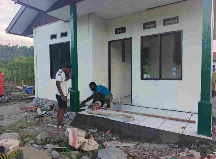 Satu Unit RTLH TMMD Ke-128 Kodim 1801/Manokwari Selesai Dipasang Keramik Lantai