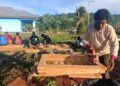 Pembuatan Rangka Pintu dan Jendela SD Inpres 62 Asai Dikerjakan Khusus oleh Satgas TMMD Ke-128