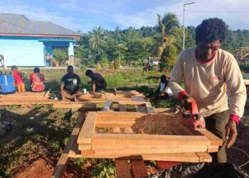 Pembuatan Rangka Pintu dan Jendela SD Inpres 62 Asai Dikerjakan Khusus oleh Satgas TMMD Ke-128