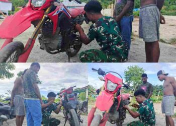 Sertu Calvin Bantu Perbaiki Motor Warga yang Mengalami Kerusakan