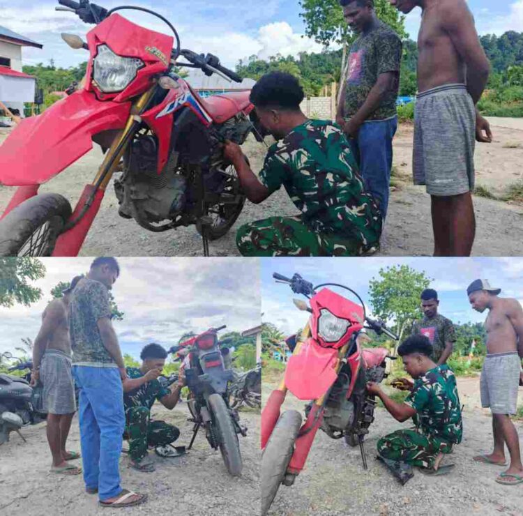 Sertu Calvin Bantu Perbaiki Motor Warga yang Mengalami Kerusakan