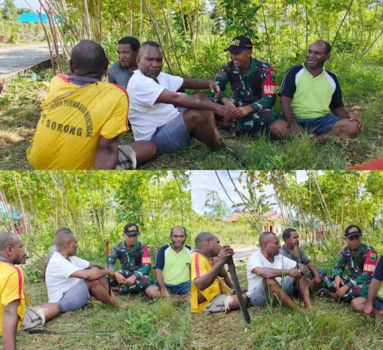 Jalin Komunikasi Dua Arah Warga dan Satgas TMMD Ke-128 Kodim 1801/Manokwari Pererat Kebersamaan