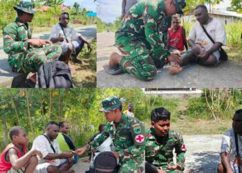 Cek Kesehatan Warga di Lokasi TMMD Ke-128, Serda Bagus Keliling Kampung