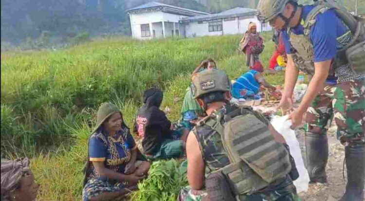 Satgas Yonif 2 Marinir Borong Hasil Tani Warga Komopa Papua: Pererat Hubungan Dengan Warga
