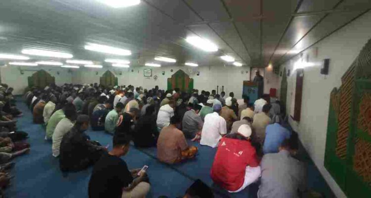 Diatas KM Dorolonda Crew dan Penumpang Gelar Sholat Id 1447 Hijriah Bersama Penuh
