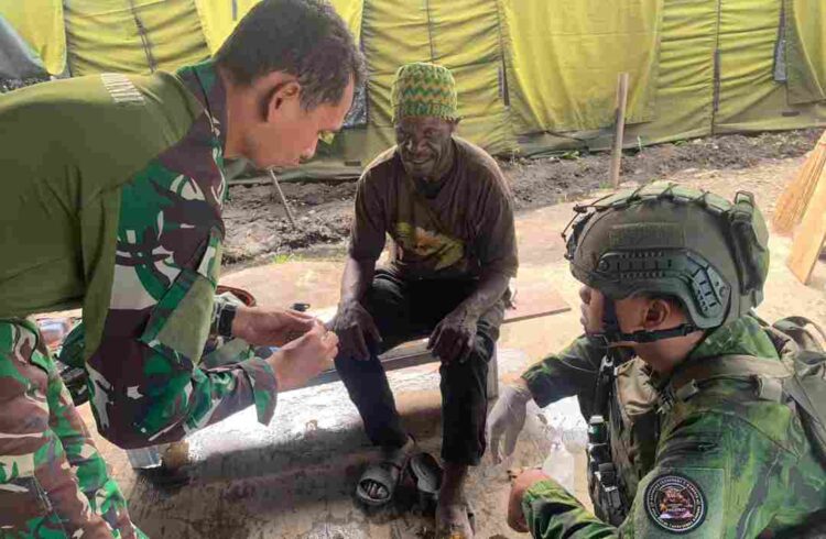 Humanis dan Responsif Satgas Yonif 2 Marinir Obati Luka Warga di Pasir Putih Papua Tengah