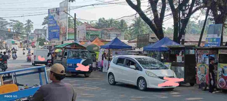 PKL Berjualan Dibadan Jalan Raya Terminal Bayah, Diduga Satpol PP Bayah Terima Jatah