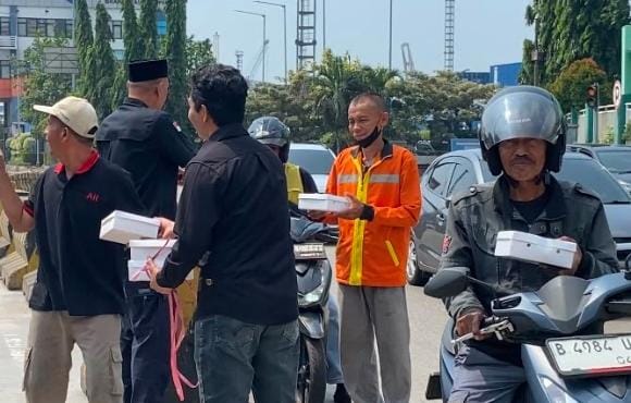 JJOS Jumat Berkah Polres Pelabuhan Tanjung Priok : Wujud Kepedulian Polri kepada Sopir, Pengemudi Ojol, dan Masyarakat Pelabuhan