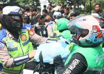 Jumat Peduli Polda Metro Jaya, 250 Paket Sembako Dibagikan kepada Pengemudi Ojol