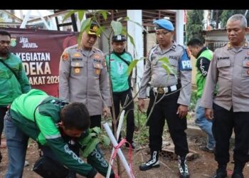 Semarak HUT ke-81 RI, Polres Pelabuhan Tanjung Priok Tanam 20 Pohon Bersama Masyarakat