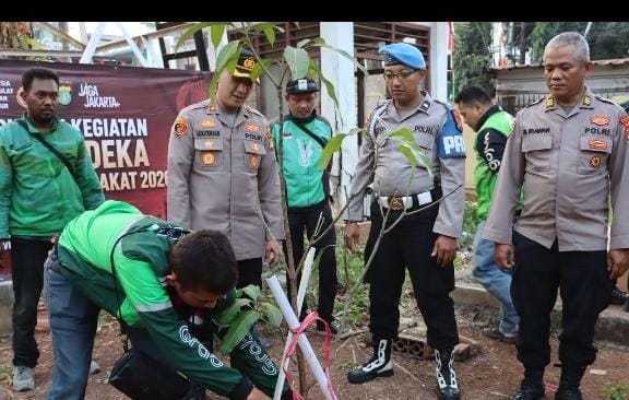 Semarak HUT ke-81 RI, Polres Pelabuhan Tanjung Priok Tanam 20 Pohon Bersama Masyarakat