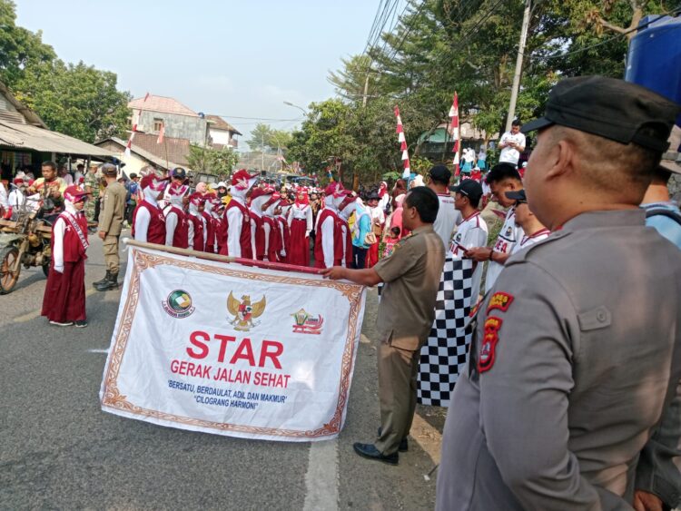 Semarak Gerak Jalan, Pelajar se-Kecamatan Cilograng Antusias Ikuti Perlombaan