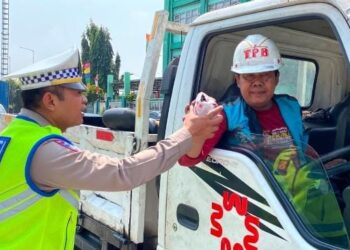 JJOS Jumat Berkah Peduli, Polres Pelabuhan Tanjung Priok Berbagi Kepedulian untuk Sopir, Ojol dan Masyarakat Pelabuhan