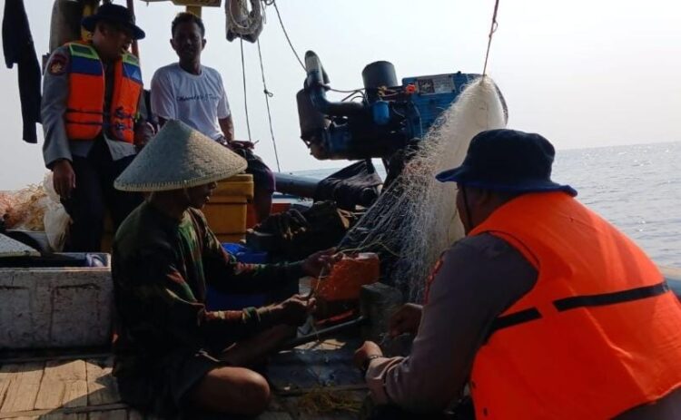Jakarta On The Spot, Satpolairud Polres Kepulauan Seribu Sambangi Nelayan, Sosialisasikan Layanan Polisi 110 dan Keselamatan Berlayar