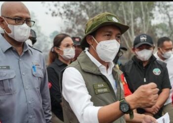 Menhut Raja Antoni Turun Langsung ke Kubu Raya, Pendinginan Karhutla Dimassifkan: “Kalbar Tidak Baik-Baik Saja”