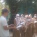 Antisipasi Dampak Abu Vulkanik Krakatau, Desa Karyawangi Bersama Bhabinkamtibmas Door to Door Bagikan Masker ke Warga