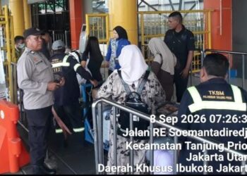 Antisipasi Dampak Erupsi Krakatau, Polsek Sunda Kelapa Bagikan 250 Masker kepada Nelayan Muara Angke