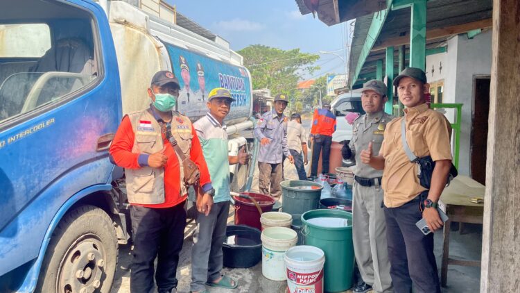 Kemarau Berkepanjangan, BPBD Salurkan Air Bersih ke Warga Gunung Batu Cilograng, Terima Kasih Mengalir